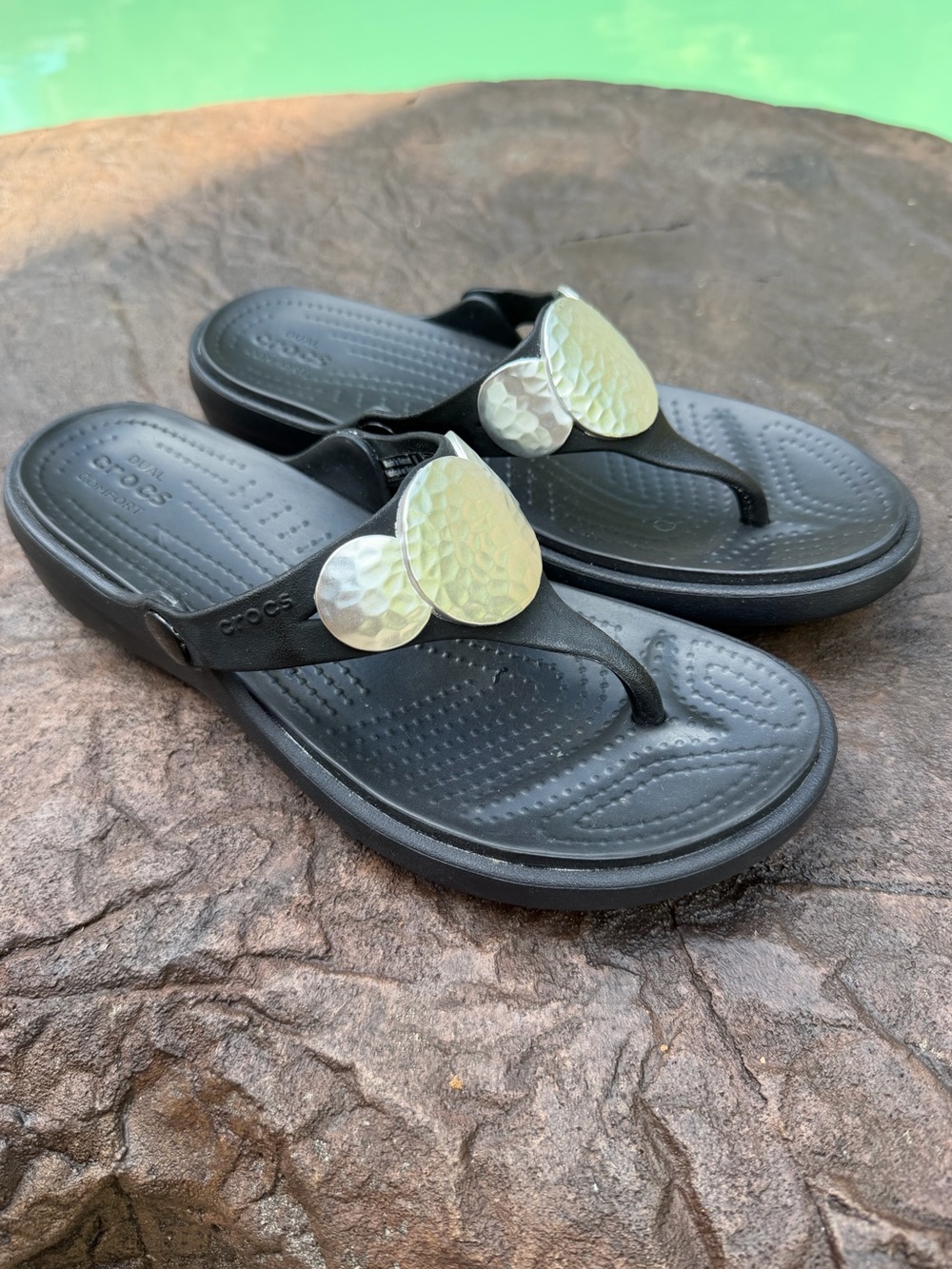Crocs Sanrah Hammered Metallic Silver Circle Black Wedge Womens Sandals Size 8